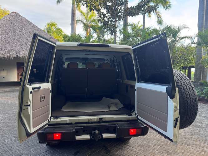 Land Cruiser 76 con 1250kms 40 aniversario 