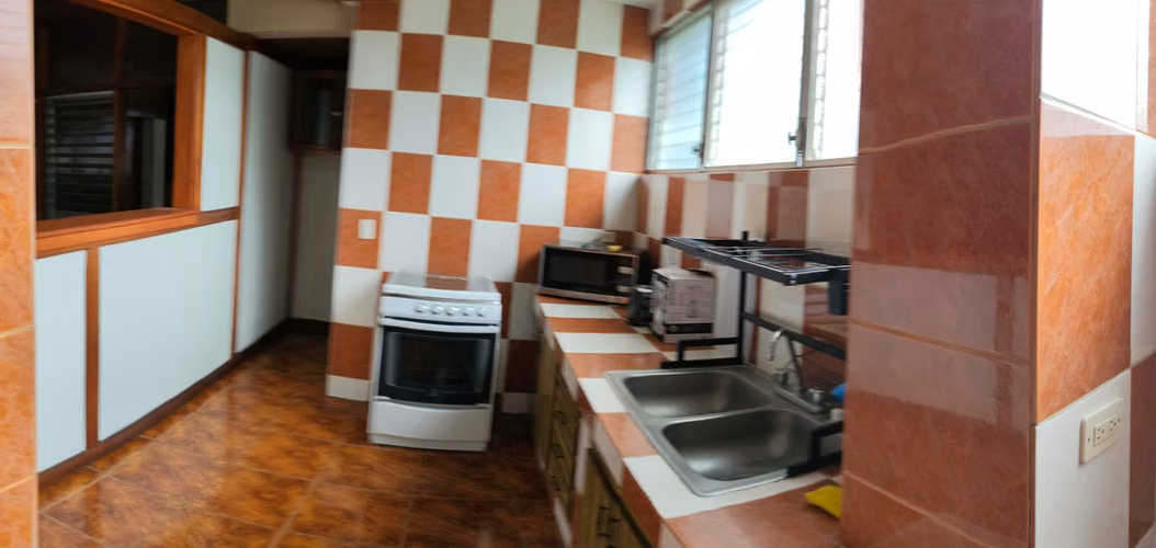 Alquilo amplio apartmanteo amueblado en Las Colinas  - Imagen 3