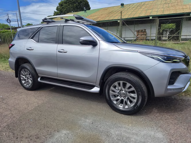 TOYOTA FORTUNER 2024  COMO NUEVA - Imagen 2