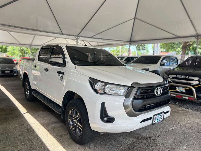 TOYOTA HILUX SR AÑO 2025 - Imagen 2