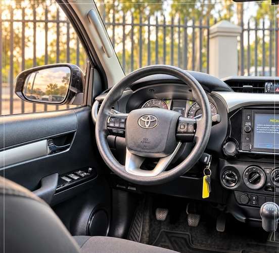 TOYOTA HILUX SR 4X4 MECANICA AÑO 2023 - Imagen 5