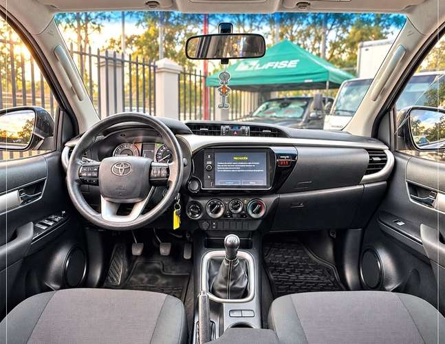 TOYOTA HILUX SR 4X4 MECANICA AÑO 2023 - Imagen 4