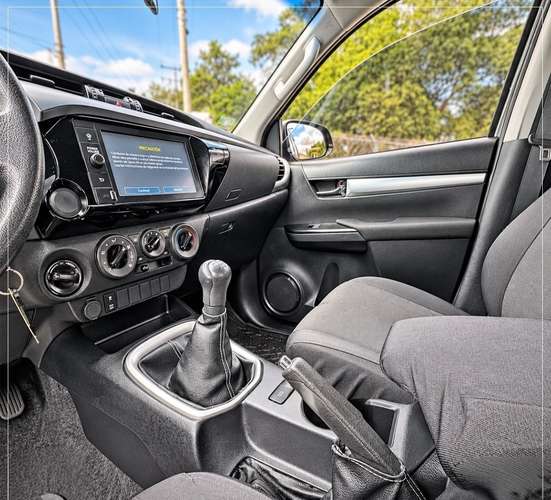 TOYOTA HILUX SR 4X4 MECANICA AÑO 2023 - Imagen 6