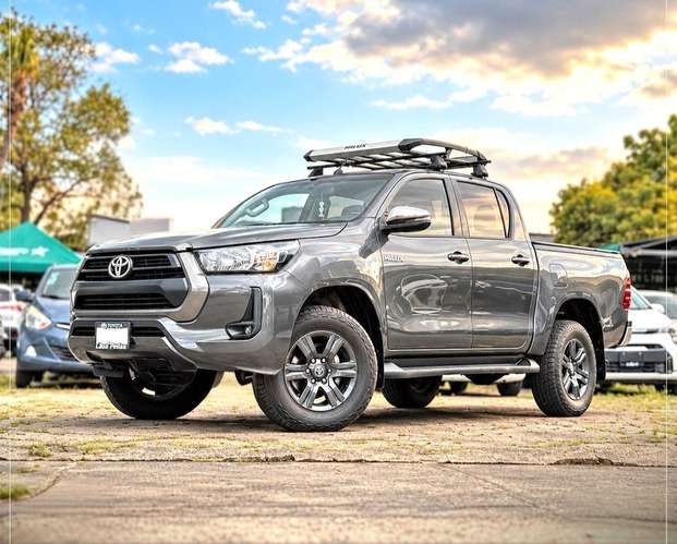 TOYOTA HILUX SR 4X4 MECANICA AÑO 2023 - Imagen 3