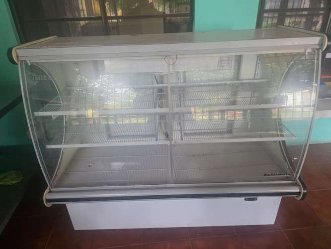 Exhibidor en frio, bello para Pasteles, carnes o algun producto que necesite refrigeracion