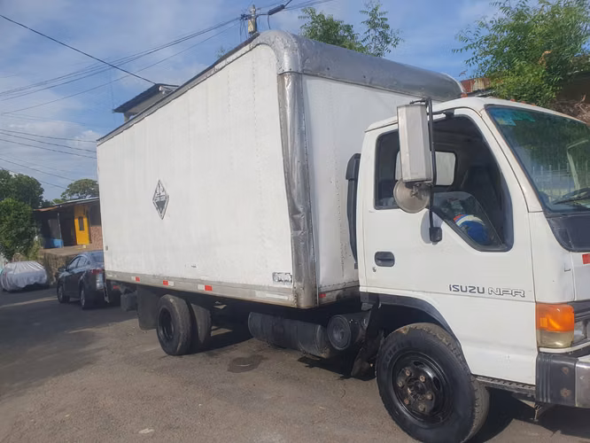 Camion NPR en buen estado Listo para Trabajar - Imagen 2
