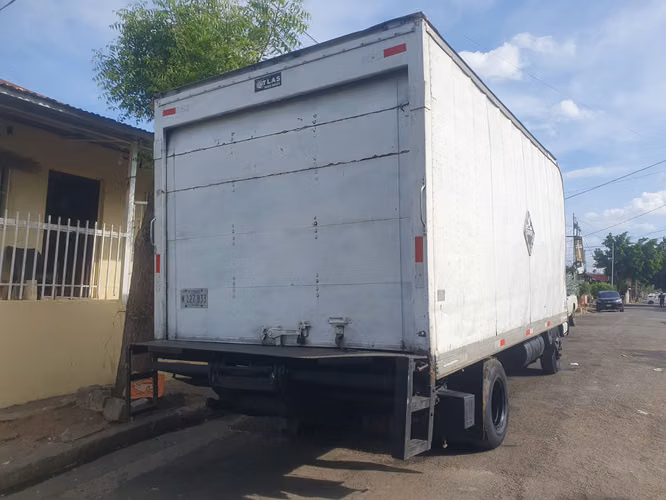 Camion NPR en buen estado Listo para Trabajar - Imagen 3