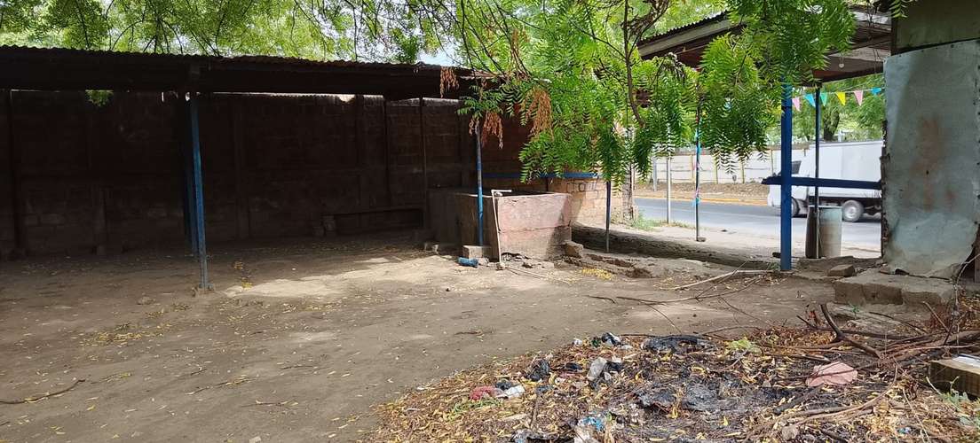 Vendo terreno mide 36 de fondo x 20 de frente también funciona como auto lavado en 51,000 dólares # solo intere