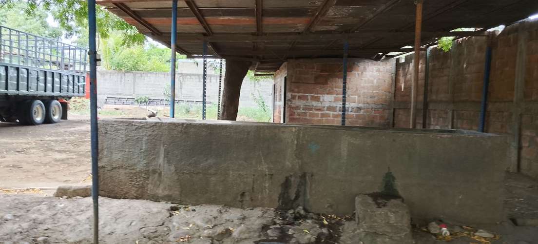 Vendo terreno mide 36 de fondo x 20 de frente también funciona como auto lavado en 51,000 dólares # solo intere