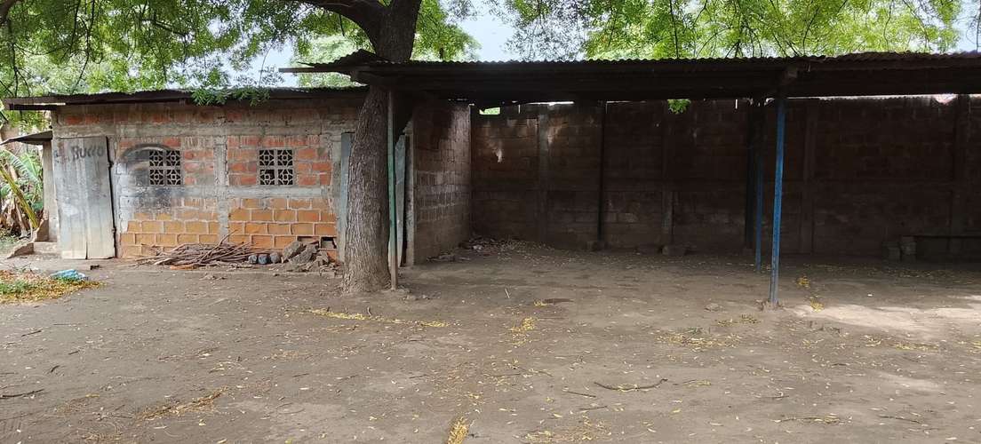Vendo terreno mide 36 de fondo x 20 de frente también funciona como auto lavado en 51,000 dólares # solo intere