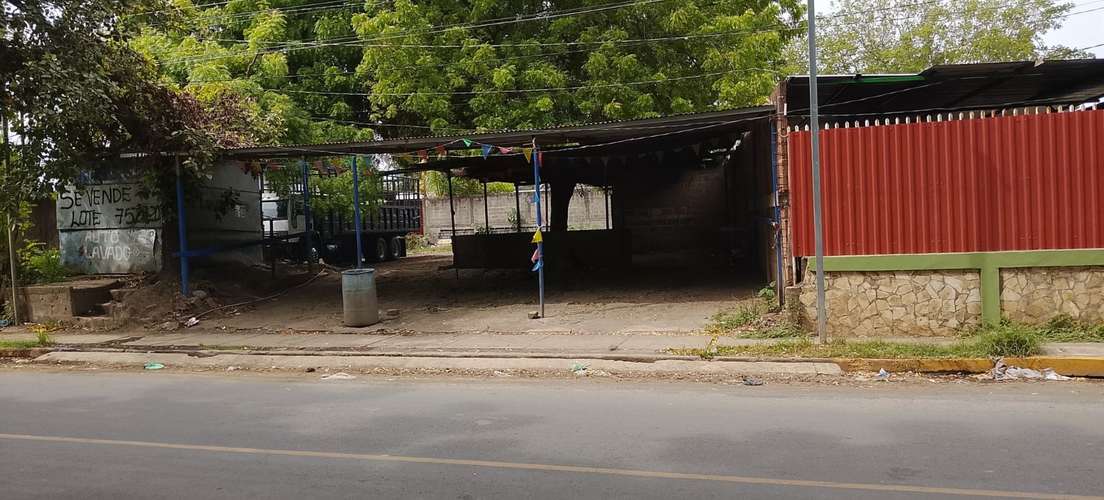 Vendo terreno mide 36 de fondo x 20 de frente también funciona como auto lavado en 51,000 dólares # solo intere