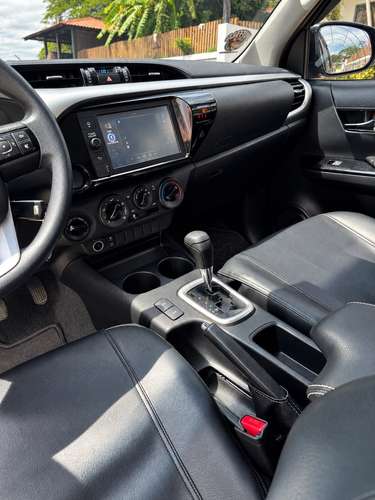 Toyota Hilux SR 2023 Automática 4x4 (Único Dueño - 23,000 km)