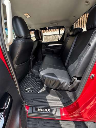 Toyota Hilux SR 2023 Automática 4x4 (Único Dueño - 23,000 km)