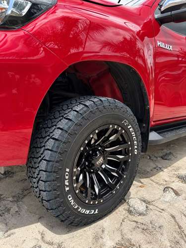 Toyota Hilux SR 2023 Automática 4x4 (Único Dueño - 23,000 km)