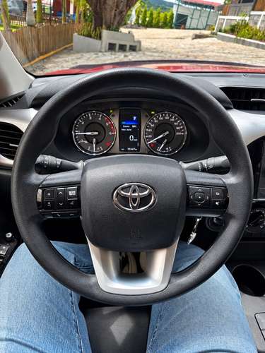 Toyota Hilux SR 2023 Automática 4x4 (Único Dueño - 23,000 km)