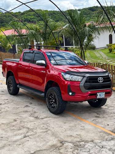 Toyota Hilux SR 2023 Automática 4x4 (Único Dueño - 23,000 km)