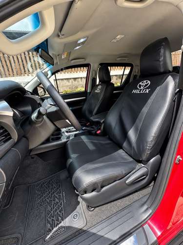 Toyota Hilux SR 2023 Automática 4x4 (Único Dueño - 23,000 km)