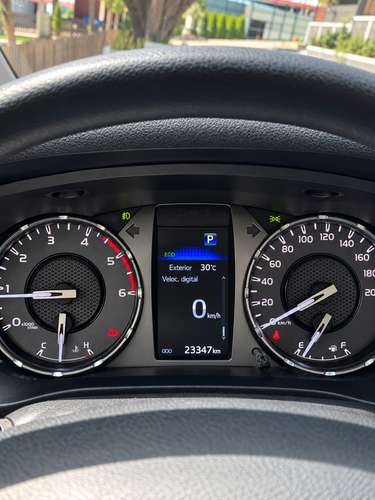 Toyota Hilux SR 2023 Automática 4x4 (Único Dueño - 23,000 km)