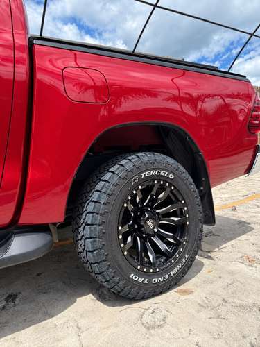 Toyota Hilux SR 2023 Automática 4x4 (Único Dueño - 23,000 km)