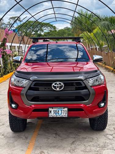 Toyota Hilux SR 2023 Automática 4x4 (Único Dueño - 23,000 km)