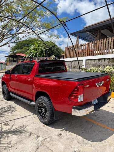 Toyota Hilux SR 2023 Automática 4x4 (Único Dueño - 23,000 km)