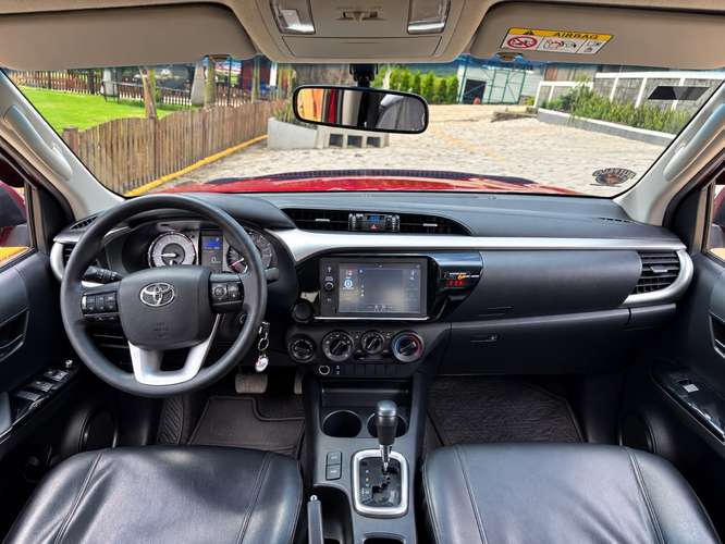 Toyota Hilux SR 2023 Automática 4x4 (Único Dueño - 23,000 km)