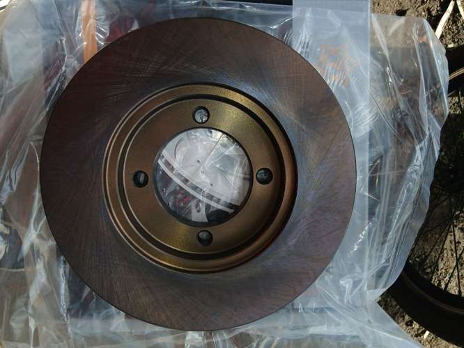 Discos de frenos y campanas nuevas para Hyundai y Kia disponible  con un valor de 1200 córdobas cada una  
