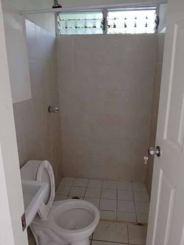 Se alquila vivienda  de 3 habitaciones, 1 baño, área de garaje, totalmente cerrada. - Imagen 5