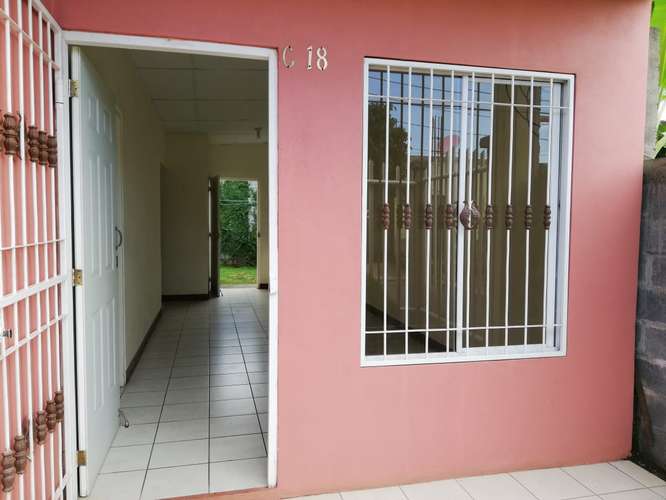 Se alquila vivienda  de 3 habitaciones, 1 baño, área de garaje, totalmente cerrada. - Imagen 3
