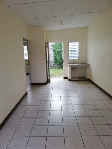Se alquila vivienda  de 3 habitaciones, 1 baño, área de garaje, totalmente cerrada. - Imagen 4