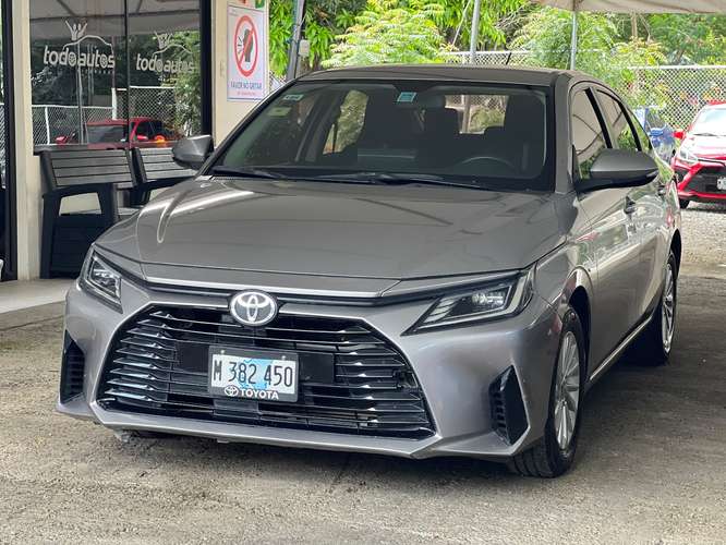TOYOTA YARIS AÑO 2024