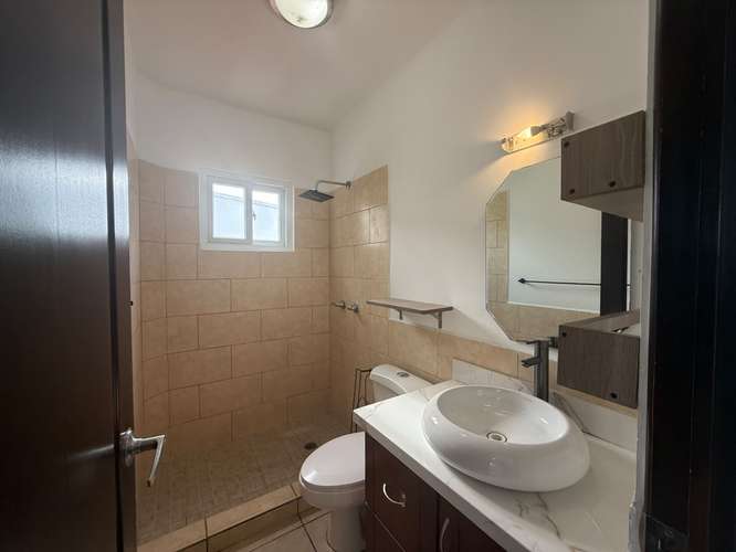 Casa de dos plantas en renta en Condominio Alamedas de las Colinas, Managua - Imagen 11