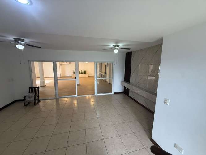 Casa de dos plantas en renta en Condominio Alamedas de las Colinas, Managua - Imagen 7