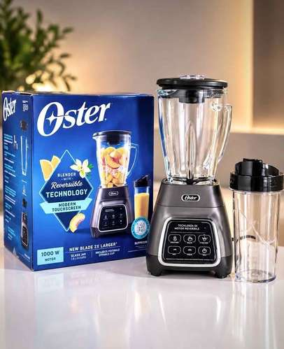 Licuadora Oster con Tecnología Reversible y Panel Táctil — Vidrio Resistente