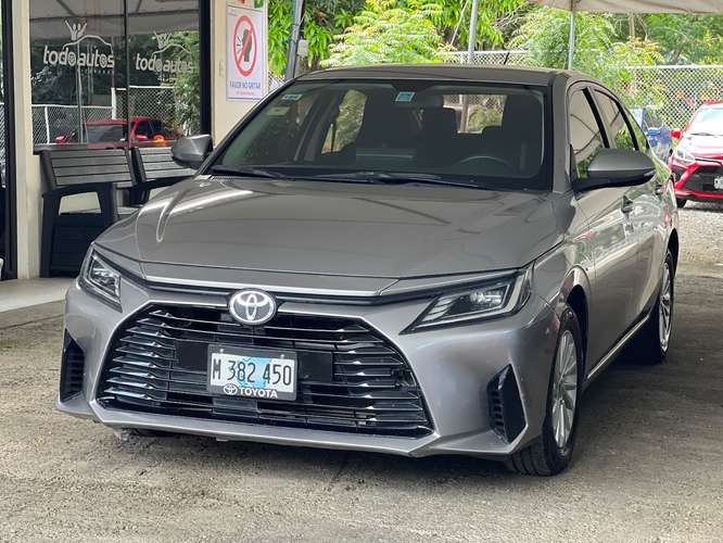 Toyota Yaris año 2024 