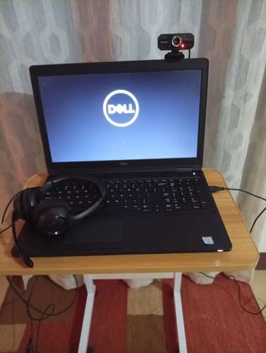 Súper combo profesional para trabajo laptop Dell, cámara, Logitech, escritorio y alfombra 