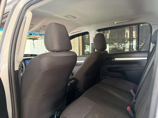 TOYOTA HILUX SR AÑO 2027 - Imagen 6