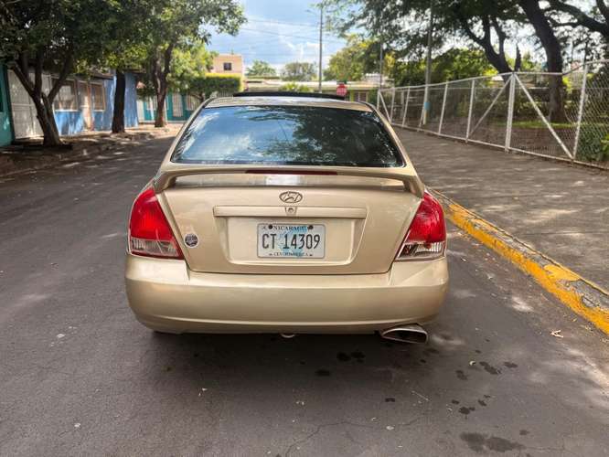 Vendo Hyundai Elantra año 2003 (mecanico) - Imagen 2