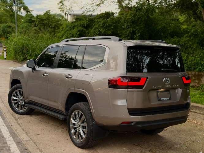 TOYOTA LAND CRUISER LC300