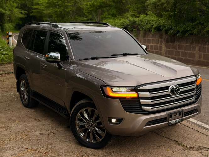 TOYOTA LAND CRUISER LC300