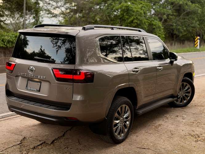 TOYOTA LAND CRUISER LC300