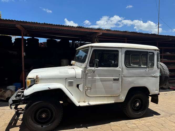 Toyota Land Cruiser 1983 Diésel 4x4 – Motor recién overhauleado, llantas semi-nuevas - Imagen 5