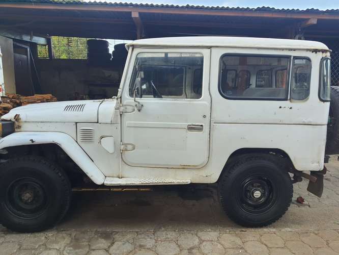 Toyota Land Cruiser 1983 Diésel 4x4 – Motor recién overhauleado, llantas semi-nuevas - Imagen 2