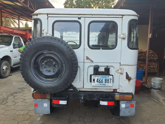 Toyota Land Cruiser 1983 Diésel 4x4 – Motor recién overhauleado, llantas semi-nuevas - Imagen 3