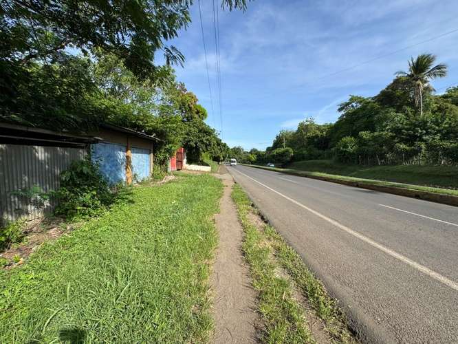 Se vende terreno sobre la carretera granada- masaya. 