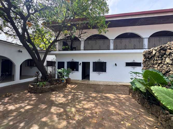 Prime Residential   Commercial Property on Avenida Debayle 5 Bedrooms, Le n, Nicaragua - Imagen 2