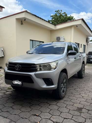 Toyota hilux color plateada año 2016 - Imagen 3