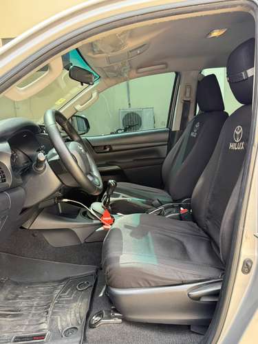 Toyota hilux color plateada año 2016 - Imagen 6