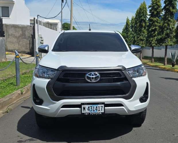 Toyota Hilux Sr 2025