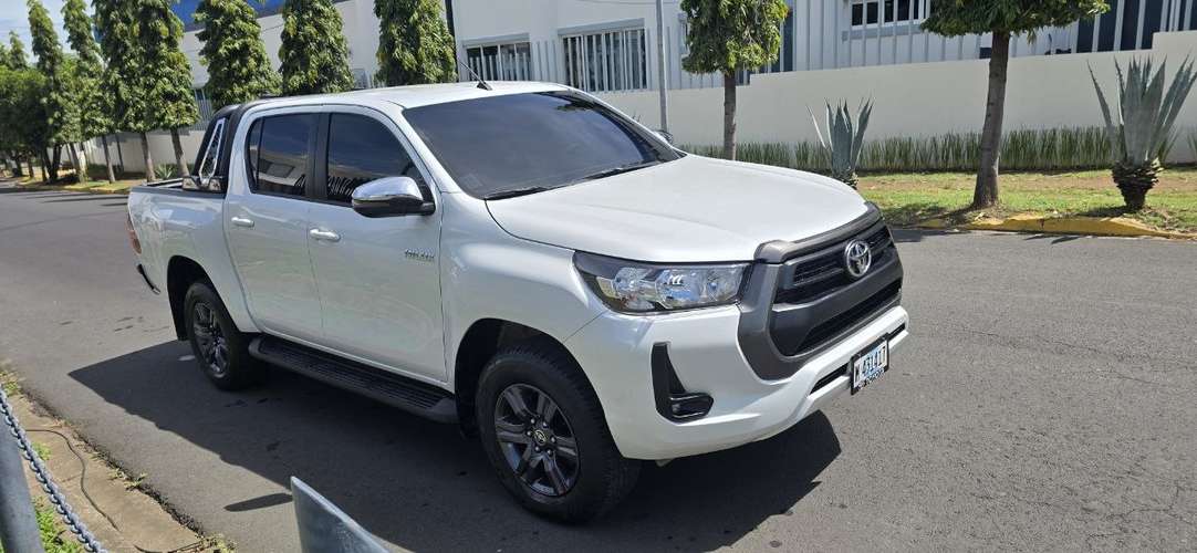 Toyota Hilux Sr 2025